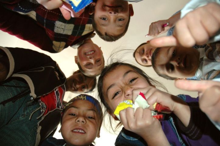 these-roma-students-burst-into-giggles-when-the-photographer-lay-down-on-the-floor-725x482